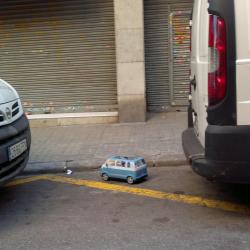 Spielzeugauto auf Parkplatz