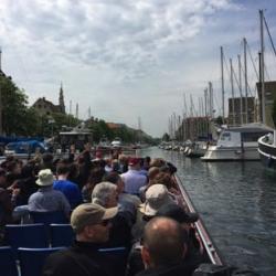 Menschen auf Bootsrundfahrt