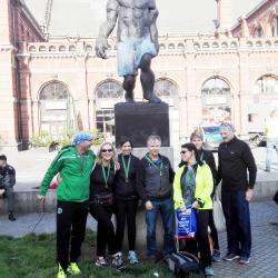 Gruppe vor Statue