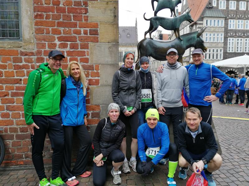 Das Lauftreff-Team vor den Bremer Stadtmusikanten