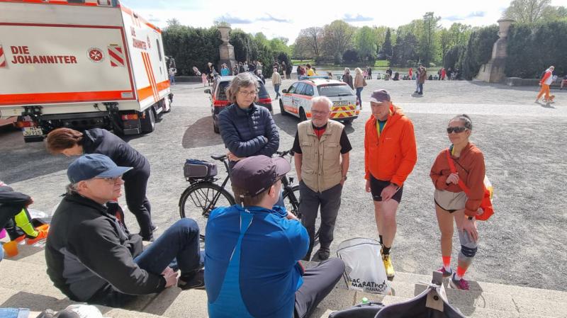 Der Lauftreff auf der Rathaustreppe Gruppe auf Rathaustreppe