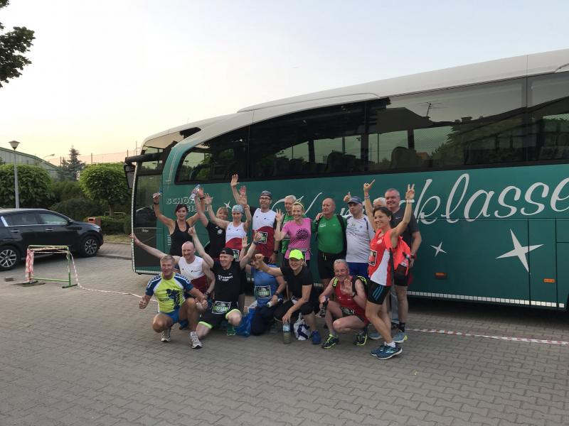 Reisegruppe vor Bus